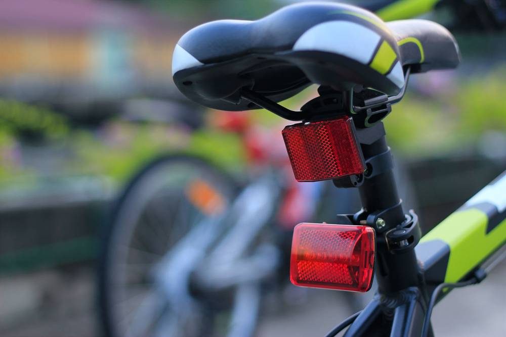 Rdeče kolesarske luči na zadnjem delu kolesa so del obvezne kolesarske opreme.