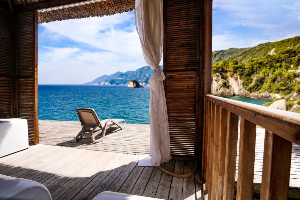 Razkošen pogled na morje - glamping nastanitev tik ob morju je pravi luksuz.