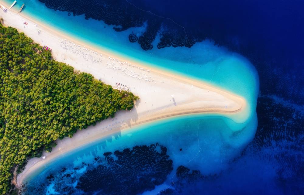 Znamenita plaža Zlatni rat na južni obali hrvaškega otoka Brač v Dalmaciji.