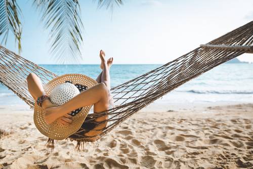 Del sanjskega dopusta je tudi počitek v viseči mreži s pogledom na morje.