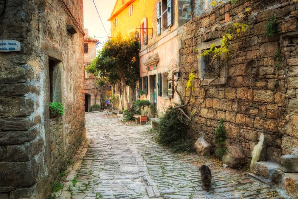 Sprehod po ozkih kamnitih ulicah mesta Grožnjan je resnično nekaj
posebnega.