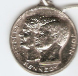 KOVANEC   obesek ROBERT in JOHN  KENNEDY  Amerika