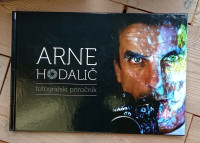 2 stara analogna fotoaparata + knjiga o fotografiji(Arne Hodalič)