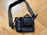 Analogni fotoaparat Canon EOS 3 z baterijskim držalom PB-E2