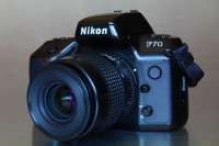 Nikon F70 z objektivom
