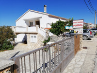 STARA NOVALJA,otok Pag-APARTMAN OB MORJU