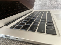 MacBook AIR 13 - V OKVARI (za rezervne dele)