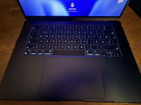 Macbook Air M2 15,3" 256GB - SLO tipkovnica + 2 torbi