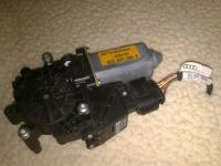 Audi A4 (B5) - motorček stekla na vratih-kot NOV