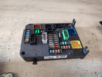 Citroen C4 Picasso 13-18 BSI modul računalnik ohišje varovalk bsi-q04-