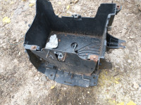 renault megane 3 2010 ohišje akumulatorja akumulator plastika