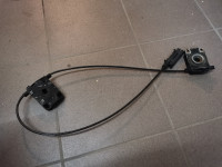 Sistem za odpiranje pokrova motorja