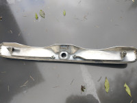 suzuki ignis plastika zadnje havbe nad registrsko tablico letvica
