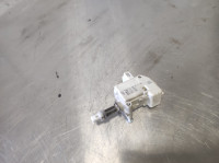 Audi A6 B5 motorček za odpiranje tanka rezervarja