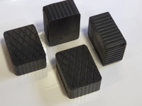 80 mm podložna guma za dvigala. Pravokotna oblika kvader višine 80 mm.