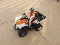 Bruder štirikolesnik z voznikom