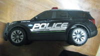 Policijsko vozilo z zvočnim in svetlobnim signalom