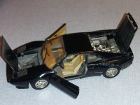 Kovinski model Ferrari GTO (1984), Bburago, 1/24, 18 cm