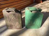 kovinska posoda za gorivo 20l starejša 2 kos