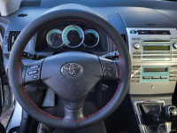 Univerzalna prevleka za volan z nitjo