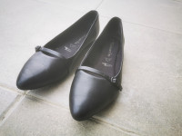 Ženski nizki črni čevlji št 39