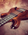 8 strunska Octave Custom bass kitara (ni Fender, Gibson, PRS)