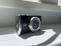 Canon PowerShot SX200 IS (12x optical zoom)