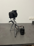Canon 2000D s objektivom in stojalom