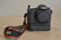 Canon EOS 7D z baterijskim držalom in dodatnimi objektivi