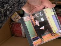56 CD-jev in kaset slovenskih pevce in ansamblov