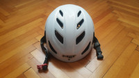 MET kolesarska čelada za obseg glave 52 – 57 cm (M) z LED zadaj