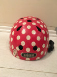 Otroška čelada - rdeča z belimi pikami