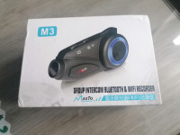 Komunikacijski sistem za motoristično čelado opremljen z Bluetooth-om