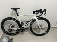 Cestno kolo Factor Ostro Vam 52 2025 Prisma Studio