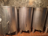 Prodam cisterne za vino, kadi in pecljalnik