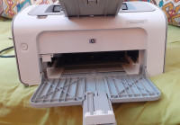 P: kompakten laserski tiskalnik HP P1102 (malo rabljen)