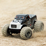 Off road truck z velikimi kolesi - Avto na daljinsko vodenje