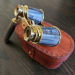 Vintage operni daljnogled z ročajem in usnjenim etuijem