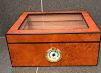 Humidor za 40 cigar iz cedrovega lesa – s hidrometrom – odlično ohranj