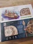 Mehanična lesena sestavljanka Ugears ladija, ura in akvarij, NOVO