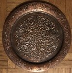 Bakren pladenj s kovanim motivom