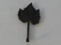 Izdelek iz Krope - dekorativni kaveljček za obešanje v obliki lista