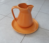 Keramični vrč s krožnikom, keramični krožnik.