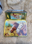 Kovinska škatla z motivom konj
