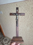 Kovinski Jezus na lesenem krizu