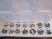 Majhne porcelanske plošče kot stenske plošče podstavki za zbiratelje