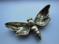 Pepelnik iz medenine v obliki metulja - vešče