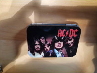 PLEHNATA ŠKATLICA AC/DC - BON SCOTT