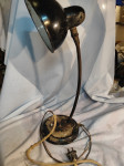Stara namizna svetilka z emajliranimi senčnikom