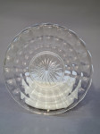 Steklen kristalen krožnik z kvadratnim vzorcem